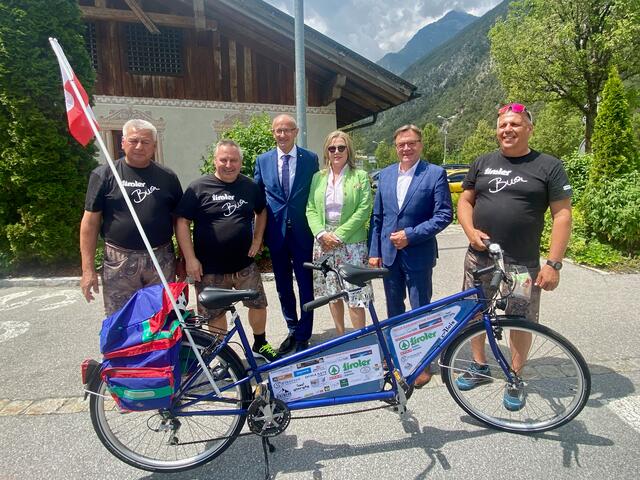 Die TIROLER BUAM Kurt, Martin und Jakob mit LH Anton Mattle, LAbg. Beate Scheiber und Alt-LH Günther Platter.