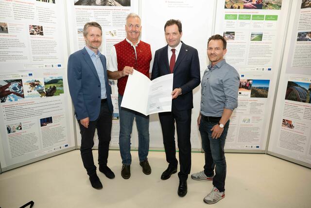 Stolz auf die Anerkennung der Südsteiermark als LEADER: Region RMSW GF Kraack, Vorsitzender Bgm. Höflechner, BM Totschnig, LEADER Manager Killmann (v. l. n. r.). | Foto: BML/Rene Hemerka