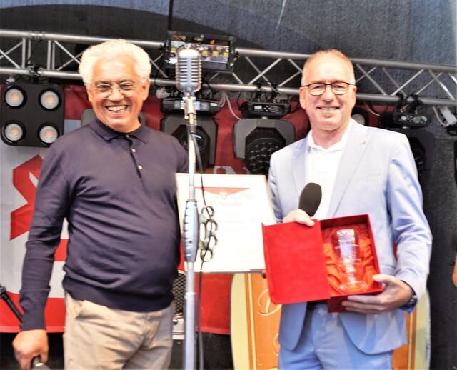 Bürgermeister Alexander Stangassinger überreichte TVB-Obmann Willi Grundtner einen Ehrenbecher.