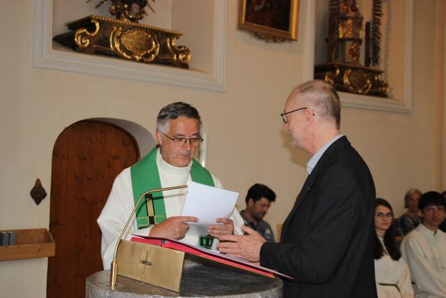 Pfarrer Dariusz leistet gegenüber den Kirchenvertreter:innen aus Kematen, Oberperfuss und Ranggen das Loyalitäts- und Kooperationsgelöbnis. | Foto: Jordan