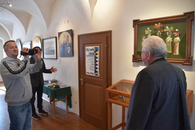Kustos Franz Handl (r.) mit Georg Watschka und Ernst Kieninger von den Filmchronisten im Scheibbser Schützenscheibenmuseum