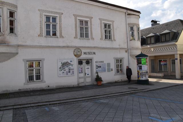 Kustos Franz Handl auf dem Weg ins Scheibbser Schützenscheibenmuseum, das mehr als 200 Exponate beherbergt.