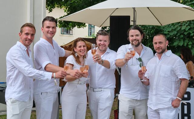 Stießen mit Krug-Sekt auf das gelungene Sommerfest an - Georg H. Jeitler, Max Palka, Carmen Jeitler-Cincelli, Clemens und Bernhard Riha und Rapid-Vorstand Steffen Hofmann. | Foto: Claudia Reisinger
