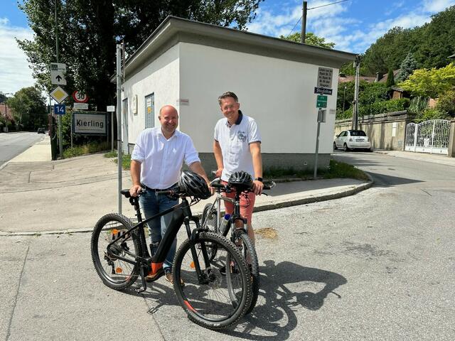 Bürgermeister Stefan Schmuckenschlager und Ortsvorsteher Markus Fuchs freuen sich über den weiteren Ausbau des regionalen Radwegnetzes. | Foto: Markus Fuchs