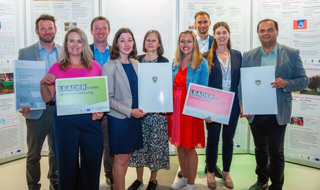 Anerkennung der Innviertler Leader-Regionen für die neue Programmperiode (v. li.): Johannes Karrer, Elisabeth Bauer, Klaus Paminger, Rita Atzwanger, Andrea Eckerstorfer, Eva Lenger, Florian Reitsammer, Ulrike Kappacher und Albert Troppmair.  | Foto: Jakob Kreinecker, infilmity