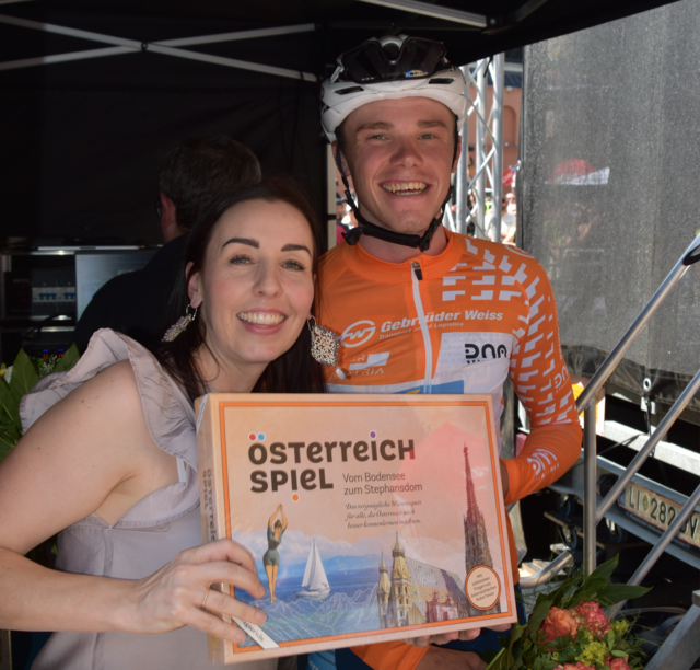 Von Gerlinde Tamerl (Wagner'sche Buchhandlung) erhielt der beste Österreicher der Gesamtwertung, Emanuel Zangerle aus Rietz, als zusätzlichen Preis ein "Österreich Spiel". | Foto: Georg Larcher