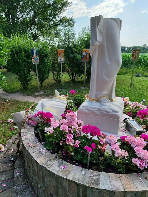 Auch die große Marienstatue fiel dem Anschlag zum Opfer.  | Foto: FPÖ Floridsdorf