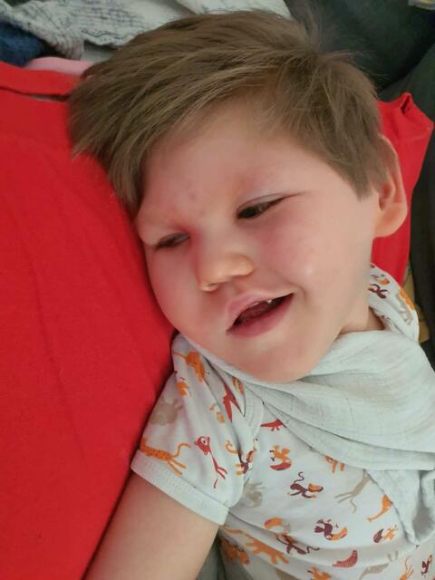 Mit einem eigenen Sauerstoffgerät im Haus fangen die Eltern Infekte ab. Ein Notfallmedikament liegt immer in der Nähe. | Foto: BRS