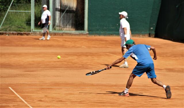 Spielführer Robert Pirker (im Vordergrund in Blau) ist stolz darauf, dass seine Mannen den Verbleib in der Landesliga geschafft haben. | Foto: Weber