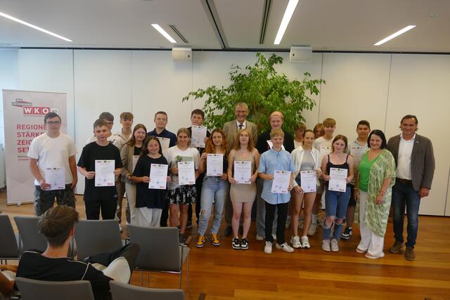 1. Reihe von links nach rechts: Jakob Klammer, Daniel Ramharter, Leandra Lenz, Jennifer Zimmermann, Sarah Javornik, Francisca Lemos Vilela, Sabine Schildorfer, Stefan Scheckenbacher, Vivien Weiner, Leonie Deux, Direktorin Alexandra Huber-Lechner,

2. Reihe von links nach rechts: Nils Wernbacher, Georg Friedrich, Matthias Reyzek, Leon Hauser, Schulqualitätsmanager Mag. Josef Fürst, Morice Jetschko, Tobias Hörmann, Adrian Poddany, Raphael Haizinger, Thorsten Hlavacek, Obmann Mag. Christian Bauer. | Foto: Polytechnische Schule Tulln