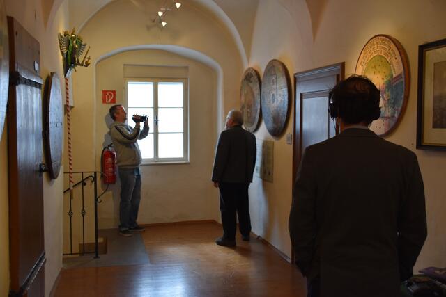 Kustos Franz Handl (M.) mit Georg Watschka und Ernst Kieninger von den Filmchronisten im Scheibbser Schützenscheibenmuseum