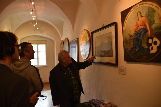 Kustos Franz Handl (r.) mit Ernst Kieninger und Georg Watschka von den Filmchronisten im Scheibbser Schützenscheibenmuseum