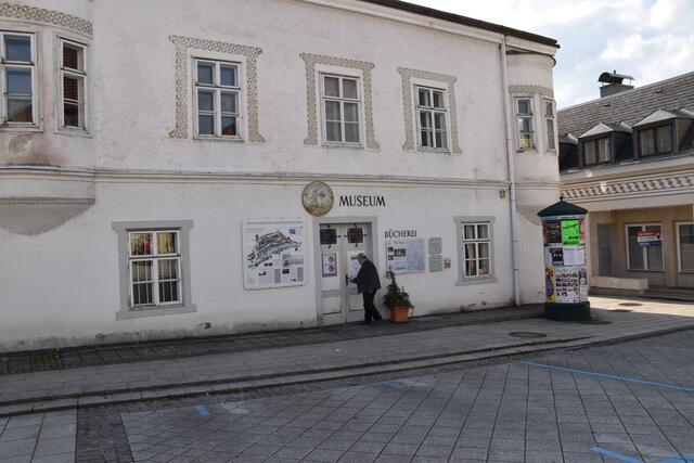 Kustos Franz Handl auf dem Weg ins Scheibbser Schützenscheibenmuseum, das mehr als 200 Exponate beherbergt.