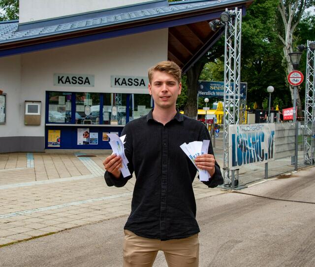 FPÖ Gemeinderat Peter Aschauer wird sozial aktiv und verteilt gratis Eintrittskarten für den Neufelder See an sozial Schwache.  | Foto: FPÖ Neufeld