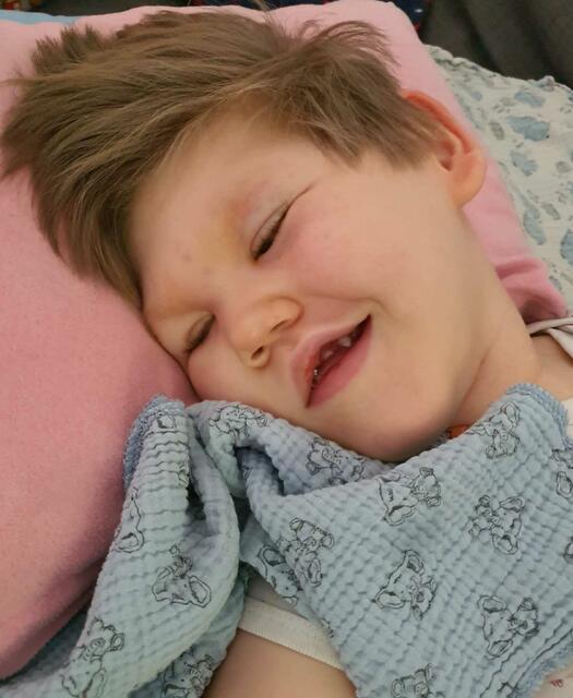 Die markante Stimme des Opas bringt Jonas zum Lachen. | Foto: BRS