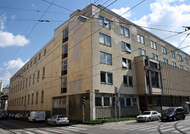 Das alte Haus der Barmherzigkeit in der Vinzenzgasse. Dieses wird nur abgetragen und dafür entsteht ein Neubau. Dieses alte Gebäude stammt aus dem Jahr 1957. | Foto: Johannes Gress
