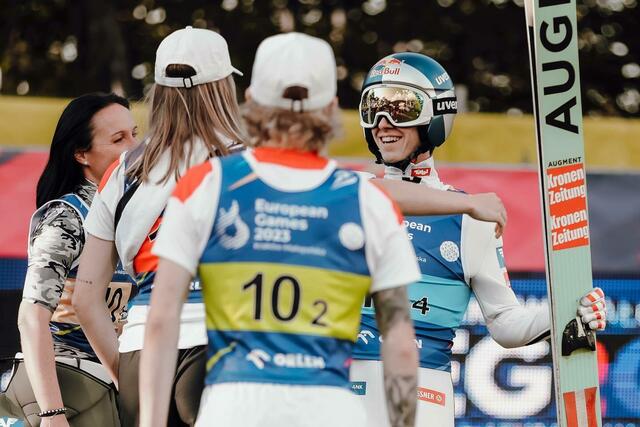 Daniel Tschofenig freut sich nach Gold auf der Normalschanze, auch über Mixed-Team-Platz eins.  | Foto: ÖOC/GEPA
