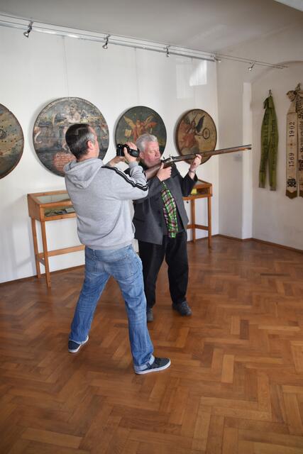 "Präsentiert das Gewehr": Kustos Franz Handl (r.) mit Georg Watschka von den Filmchronisten im Scheibbser Schützenscheibenmuseum