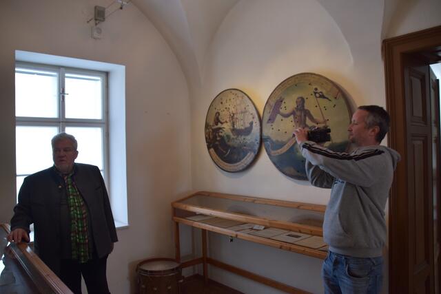 Kustos Franz Handl mit Georg Watschka von den Filmchronisten im Scheibbser Schützenscheibenmuseum