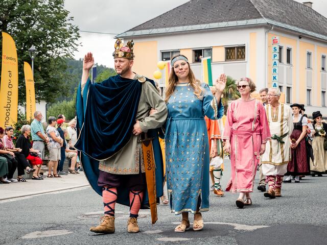 Beim Umzug wurden die prachtvollen Roben aus der Zeit von Kaiser Arnulf präsentiert. | Foto: Sandra Matanovic