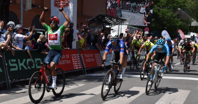 Vor der Hofburg in Innsbruck kam es zum Zielsprint: Der Ineos Grenadiers-Profi Jhonatan Narvaez setzt sich klar gegen Javier Serrano von Eolo-Kometa und Marco Tizza (BINGOAL WB) durch. | Foto: Georg Larcher