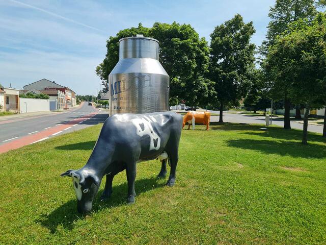 Die riesige Milchkanne am Dorfanger | Foto: Otto Krcal