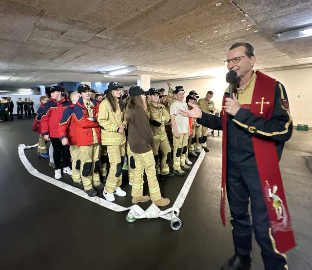 Die Jugend-Andacht verbildlichte das Gemeinsame in der Feuerwehrjugend. | Foto: Anton Wegscheider
