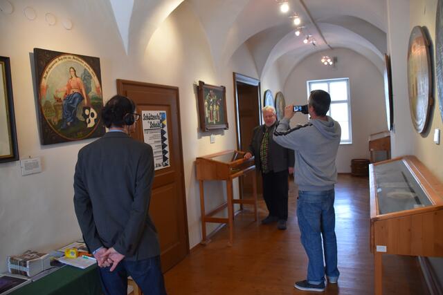 Kustos Franz Handl (M.) mit Ernst Kieninger und Georg Watschka von den Filmchronisten im Scheibbser Schützenscheibenmuseum