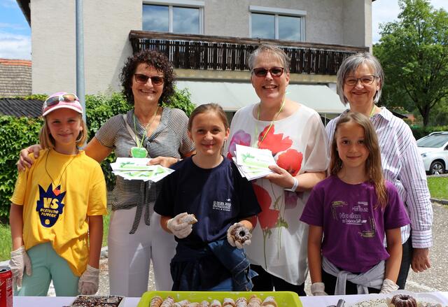 Direktorin Mateja Mesner, Buchladen Chefin Anna Maria Kutej und Freiwillige Helferin beim Buchladen Gerhild Toplitsch (von links) mit den braven Schülerinnen