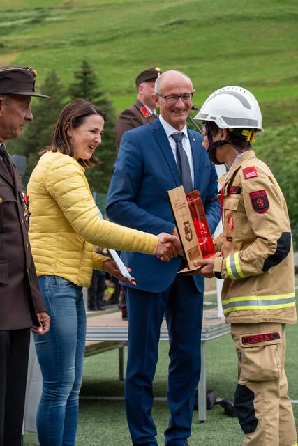 tellvertretend für die gesamte Gruppe durfte der Gruppenkommandant der Bewerbsgruppe Volders die Siegertrophähe für den Leistungsbewerb von LRin Astrid Mair entgegennehmen. | Foto: Anton Wegscheider
