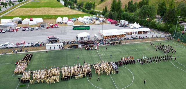 Imposantes Bild bei der Schlussveranstaltung mit Landesüblichem Empfang mit der Schützenkompanie Ischgl und der Musikkapelle Ischgl. | Foto: Anton Wegscheider