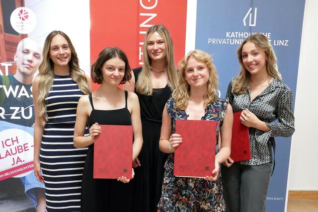 KUL-Preisträgerinnen von links: Anja Krainz, Franca Ortner, Lena Holzer (HBLW Wels, KUL-Preis Religion/Theologie), Rosemarie Stix (BG/BRG Gmunden, Anerkennungspreis Kunstwissenschaft), Mia Limberger (Adalbert Stifter Gymnasium, KUL-Preis Kunstwissenschaft).  | Foto: KU Linz/Eder