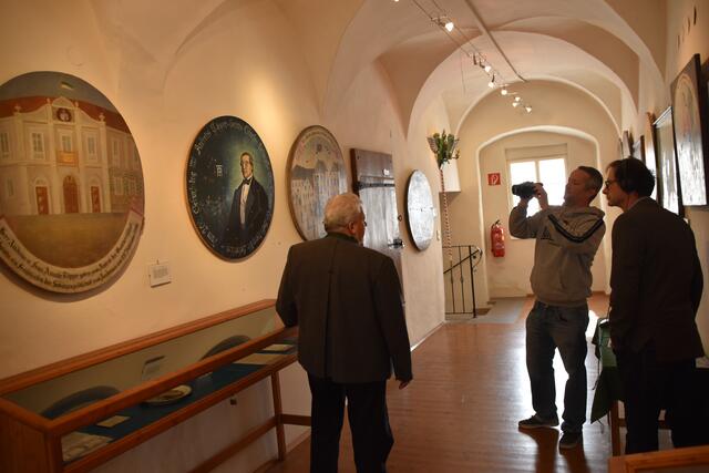 Kustos Franz Handl mit Georg Watschka und Ernst Kieninger von den Filmchronisten im Scheibbser Schützenscheibenmuseum