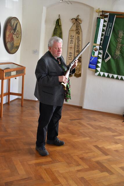 "Präsentiert das Gewehr": Kustos Franz Handl im Scheibbser Schützenscheibenmuseum