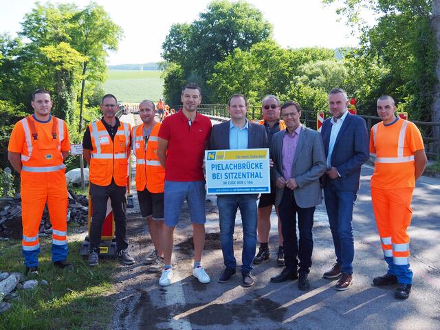 Philipp Janisch (Straßenmeisterei Melk), Alexander Kilian, Franz Menk (beide Abteilung Brückenbau, Land NÖ), Bürgermeister Thomas Vasku (Marktgemeinde Loosdorf), Landtagsabgeorndeter Richard Punz (i.V. von Landeshauptfrau-Stellvertreter Udo Landbauer), Martin Auer (Abteilung Brückenbau, Land NÖ), Bürgermeister Franz Penz (Marktgemeinde Dunkelsteinerwald), Gert Gratzer (NÖ Straßenbauabteilung St. Pölten), Dominik Ecketsberger (Straßenmeisterei Melk). | Foto: Land NÖ