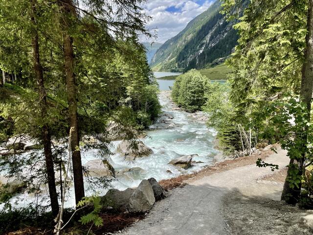 Der neu angelegte Wasserfallweg in Mayrhofen lädt an heißen Tagen zu einer erfrischenden Wanderung ein.  | Foto: TVB Mayrhofen