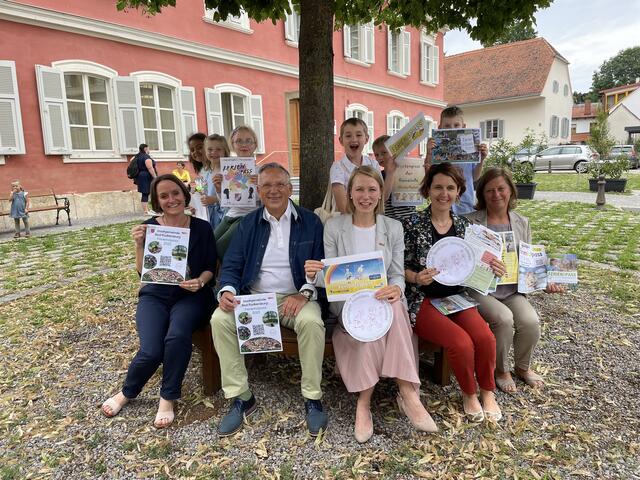 Daniela Leopold-Sommer, Karl Lautner, Julia Majcan, Anna Knaus-Maurer und Beatrice Strohmaier (v.l.) freuen sich auf ein buntes Programm.  | Foto: RegionalMedien