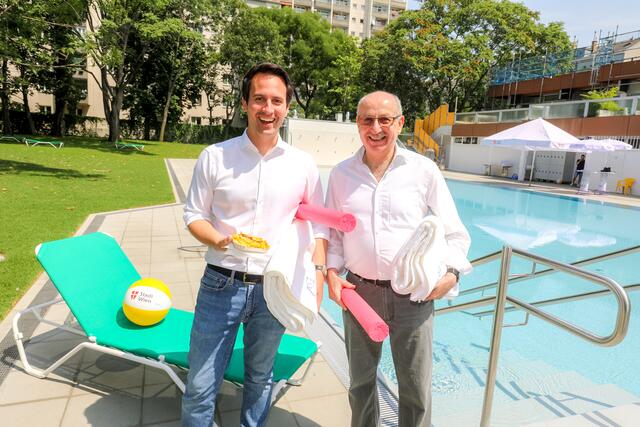 Vizebürgermeister Christoph Wiederkehr und Bäderchef Hubert Teubenbacher (v.l.) im neuen Freibereich des Brigittenauer Bads. | Foto: PID / Christian Fürthner