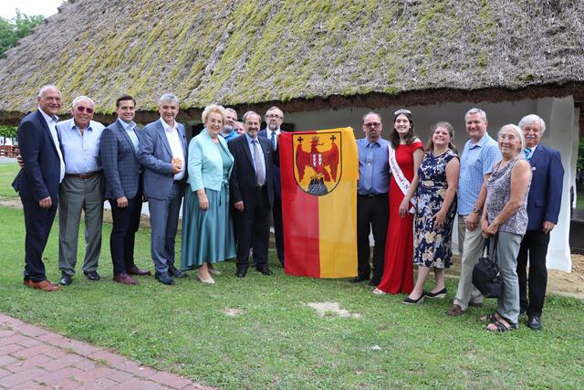 Gruppenfoto einiger Vertreter der Burgenländischen Gemeinschaft, gemeinsam mit Ehrengästen, Auswanderern aus Amerika sowie der "Miss Burgenland New York" und ihrer Familie | Foto: Sonja Radakovits-Gruber