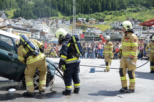 Mit einem Blaulichttag und Schauübungen organiserte die Feuerwehr Ischgl ein abwechslungsreiches Rahmenprogramm. | Foto: Alexander Wechner