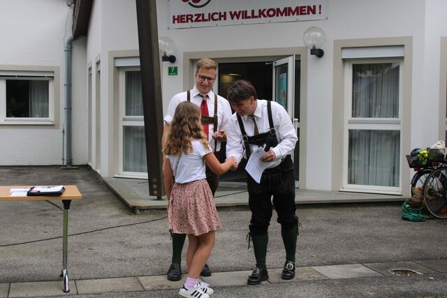Bezirksobmann Wolfgang Haiden (r.) und Christopher Hopfer bei der Übergabe der Urkunden.  | Foto: Hopfer