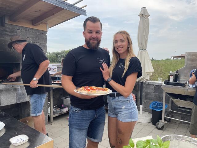 Manuel Pinetz und Kathrin Slamanig luden zu Pizza und Live Musik auf ihre Alpakaweide in Frauenkirchen.