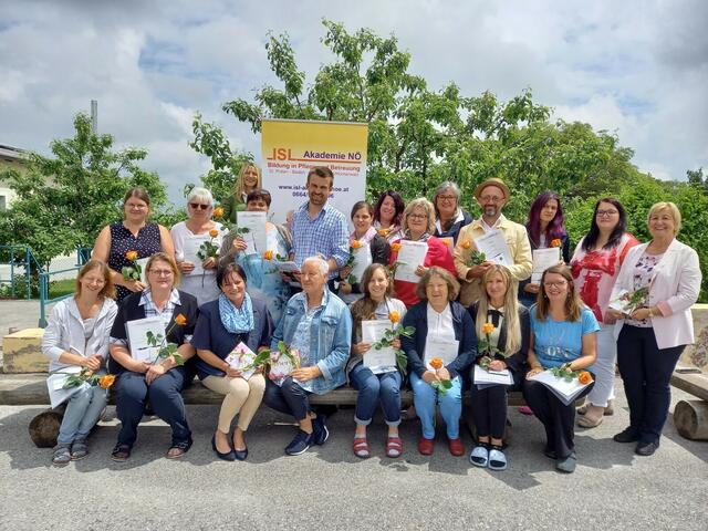 Andrea Langer, Tanja Pöppel, Claudia Sitter, ALGuK, Leopoldine Hofer-Wecer,LfGuKP, Susanne Detmers, Anna Maria Fuchs, Elizabeth Sharpe, Ingrid Ziska,

v.l.n.r. stehend: Stefanie Geirhofer, Petra Claudi Polterauer, Marina Schildberger, Manuela Wittmann, Stefan Mann, Felicitas Lödl, Martina Leitgeb, Regina Veith, Gabriele Zellhofer, Markus Walter, Elisabeth Steiger, Bürgermeisterin Eva Schachinger Brigitta Sepia-Gürtlschmidt | Foto: ISL-Akademie NÖ