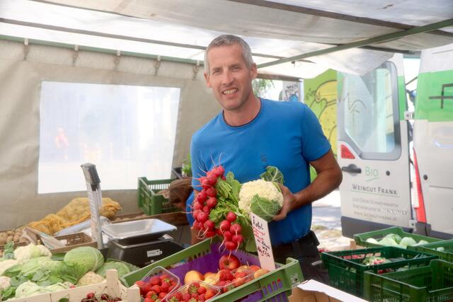 Bei Winzer Reinhard Frank gibt´s nicht nur seine eigenen Bio-Weine, sondern auch regionales Gemüse, Obst, Eier und selbstgemachte Fleisch- und Wurstspezialitäten 