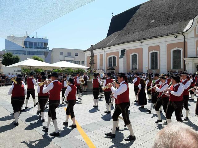 Der Brunnen am Stadtplatz wurde für einige Formationen als Mitte genutzt bis sie sich letztendlich als „P“ für Pötting aufstellten. | Foto: MV Pötting
