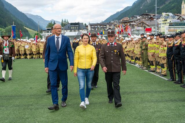 LH Anton Mattle, LRin Astrid Mair und Vizebgm. Daniel Winkler beim Abschreiten der Front zum Landesüblichen Empfang bei der Schlussveranstaltung. | Foto: Lukas Lintner