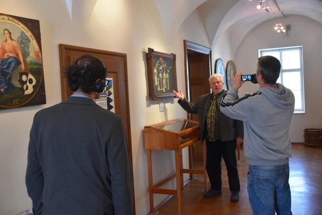 Kustos Franz Handl (M.) mit Ernst Kieninger und Georg Watschka von den Filmchronisten im Scheibbser Schützenscheibenmuseum