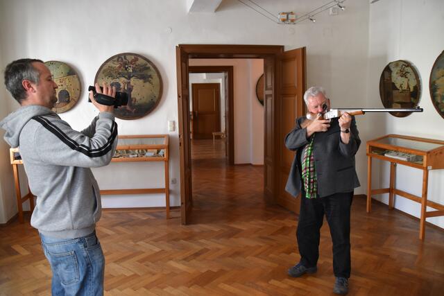 "Präsentiert das Gewehr": Kustos Franz Handl (r.) mit Georg Watschka von den Filmchronisten im Scheibbser Schützenscheibenmuseum
