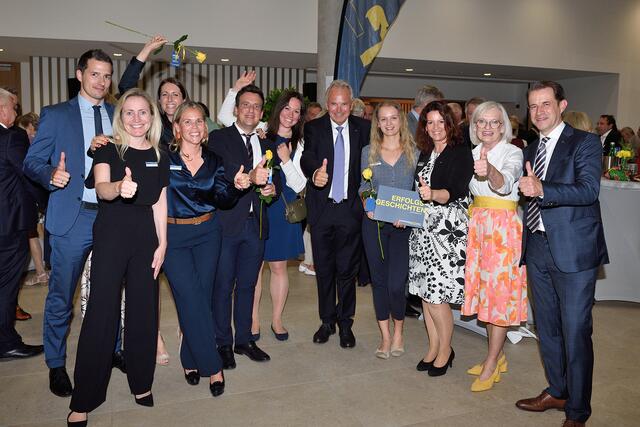 Gemeinsam mit dem Vorstand feierten die Mitarbeiterinnen und Mitarbeiter die erfolgreichen Ergebnisse. | Foto: Raiffeisenbank Wels / Marketing