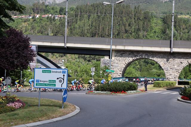 Der Radtross rollte durch die Stadt Landeck. | Foto: Othmar Kolp